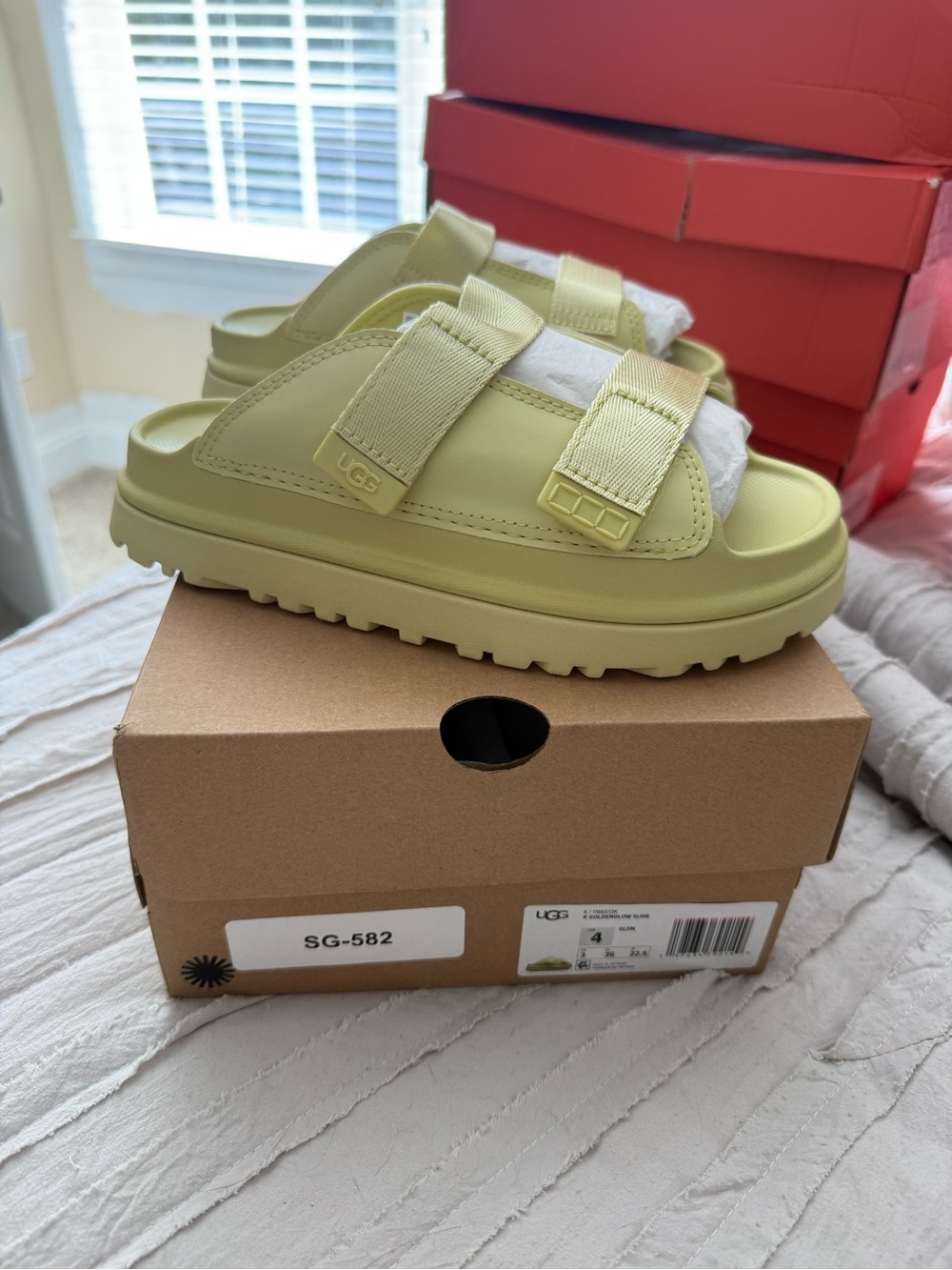 New In Box UGG K GOLDENGLOW Sandals Off White Kids Size 4 Womens 6